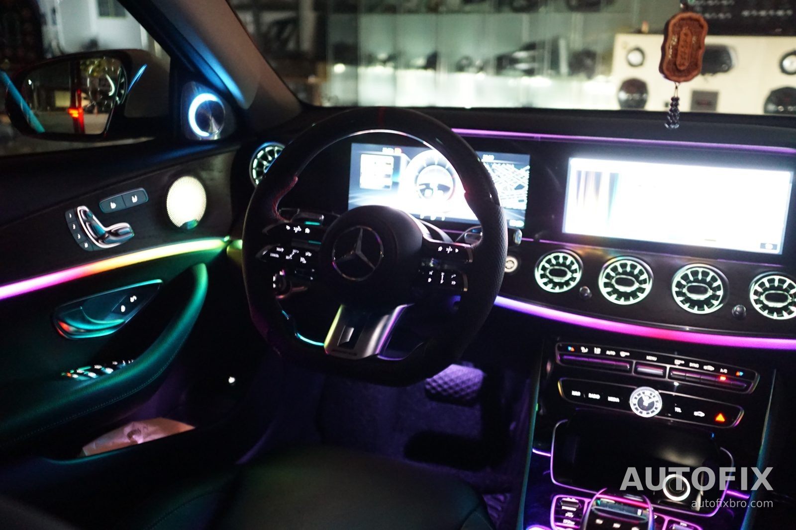 벤츠 W213 E클래스 18년식 익스클루시브 엠비언트 광량업 + 액티브 엠비언트 + AMG 핸들 + 와이드콕핏 풀시공