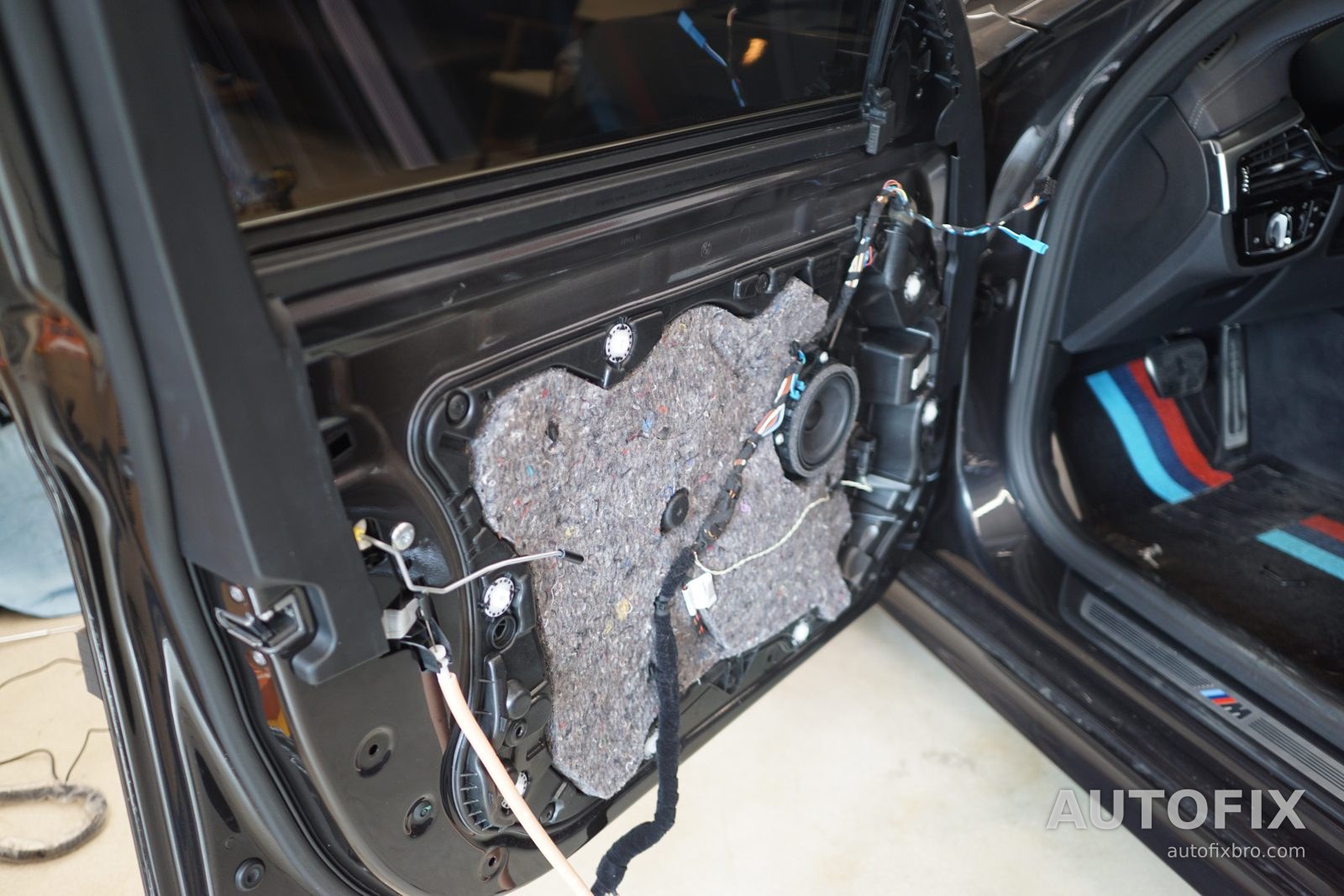 BMW G30 5시리즈 (20년식) 도어 트림을 열고 카메라 배선 작업을 진행합니다.