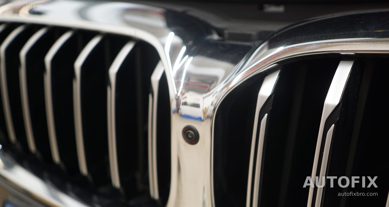 BMW G30 5시리즈 (20년식) 그릴에 장착한 전방 카메라입니다.