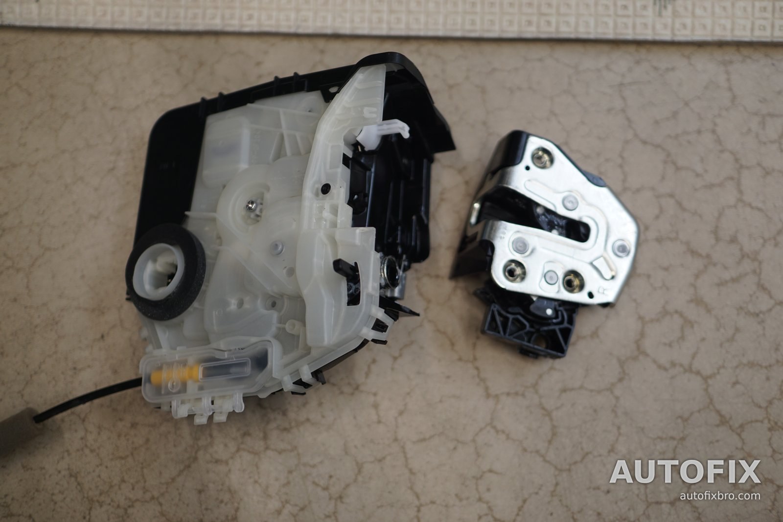렉서스 RX450h+ AWD (현행 5세대) 떼어 낸 순정 래치 뭉치(왼쪽)와 새로 넣을 소프트클로징 래치(오른쪽).