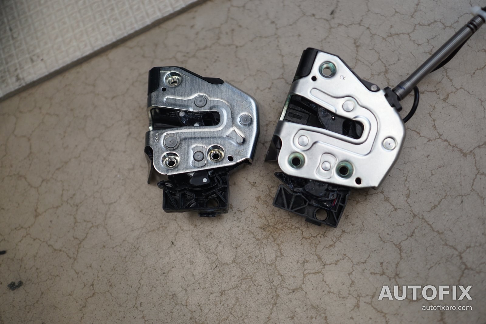 렉서스 RX450h+ AWD (현행 5세대) 래치 두 개를 나란히 놓고 비교한 모습. 오른쪽 래치에는 당겨 닫는 동작