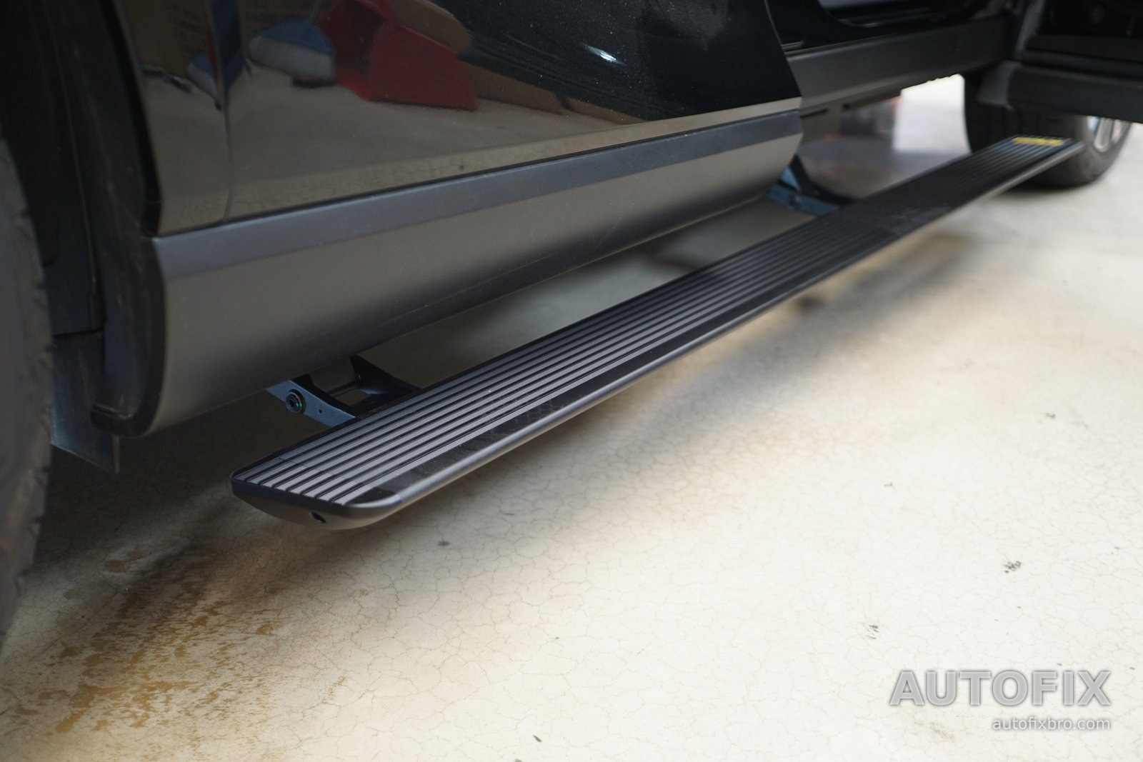 렉서스 RX450h+ AWD (현행 5세대) 문을 열자 앞뒤 문 아래로 길게 내려온 사이드스텝.