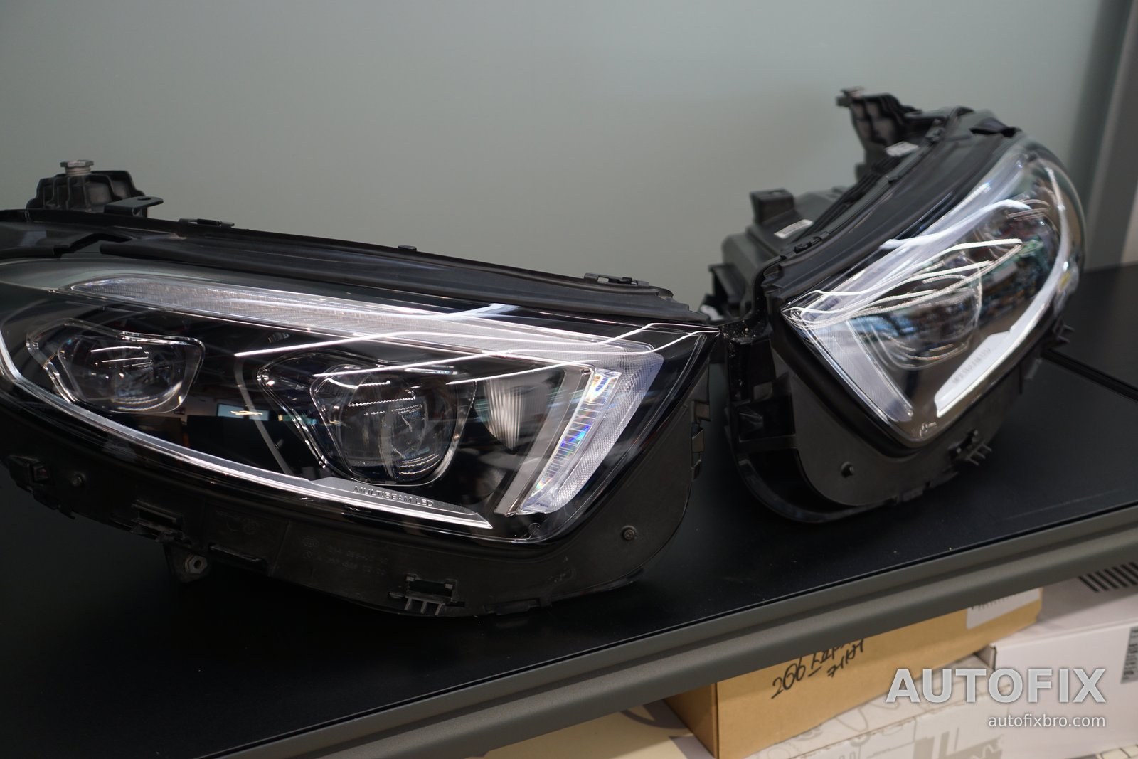 벤츠 CLS C257 (CLS 300d) 새로 들어갈 순정 멀티빔 LED 헤드램프 한 쌍. 렌즈 안쪽에 프로젝터 