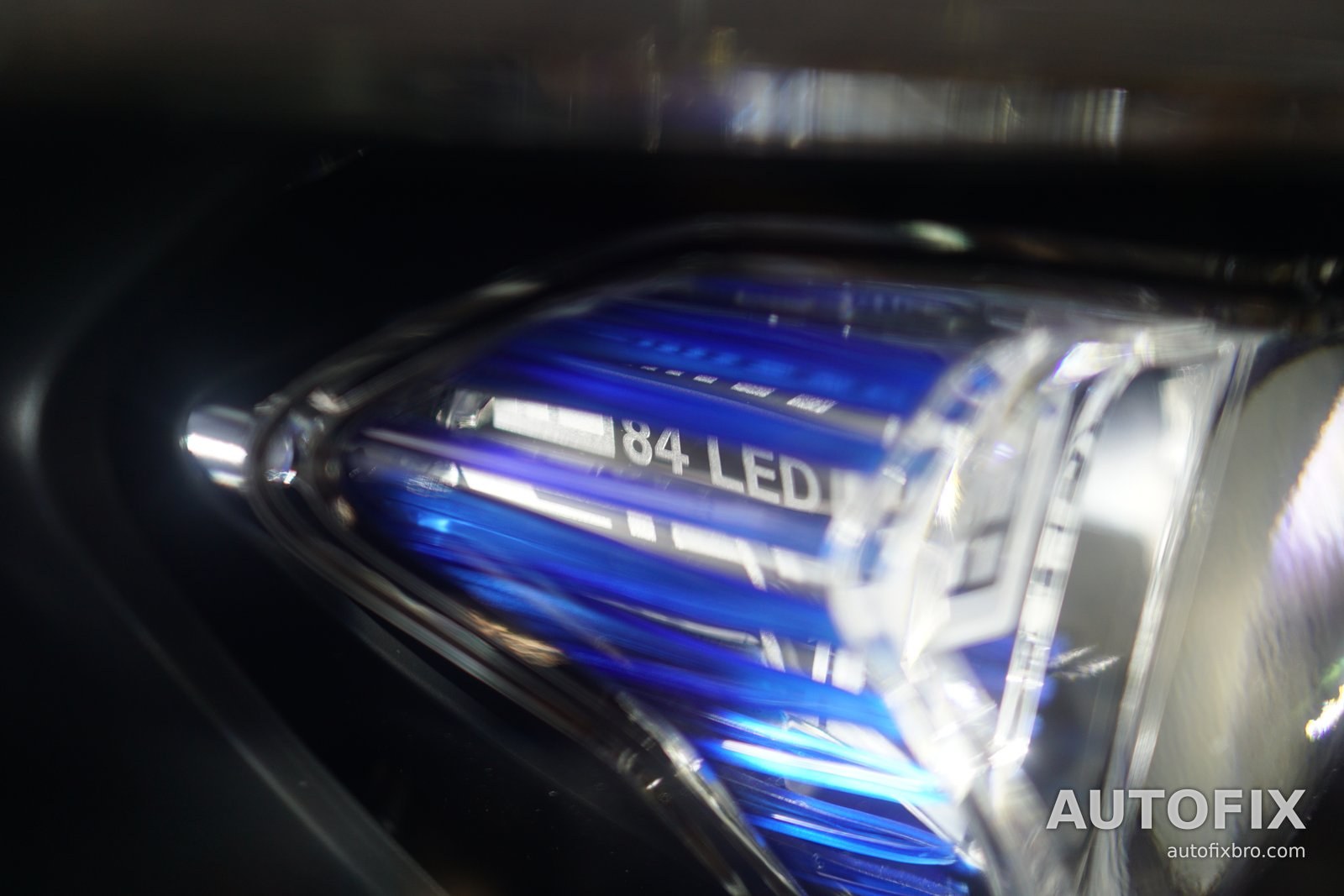 벤츠 CLS C257 (CLS 300d) 렌즈 안쪽 확대. 84 LED 문구가 새겨진 멀티빔 모듈이 보입니다.