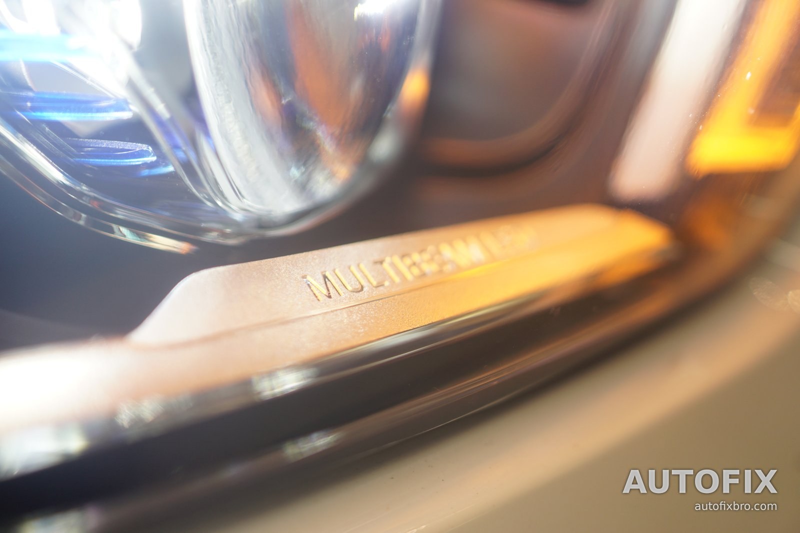 벤츠 CLS C257 (CLS 300d) 램프 아래쪽의 MULTIBEAM LED 각인.