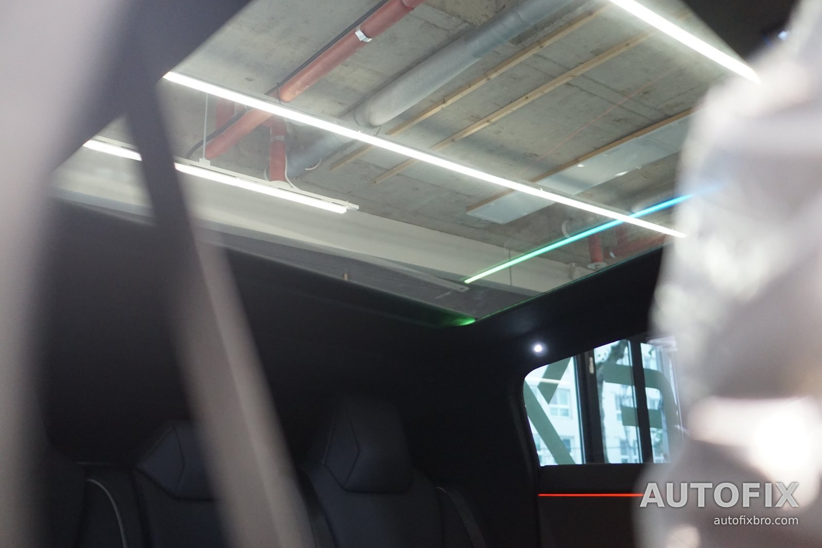테슬라 사이버트럭 차양을 열었을 때. 유리 지붕 너머가 그대로 보이고 테두리 조명이 은은하